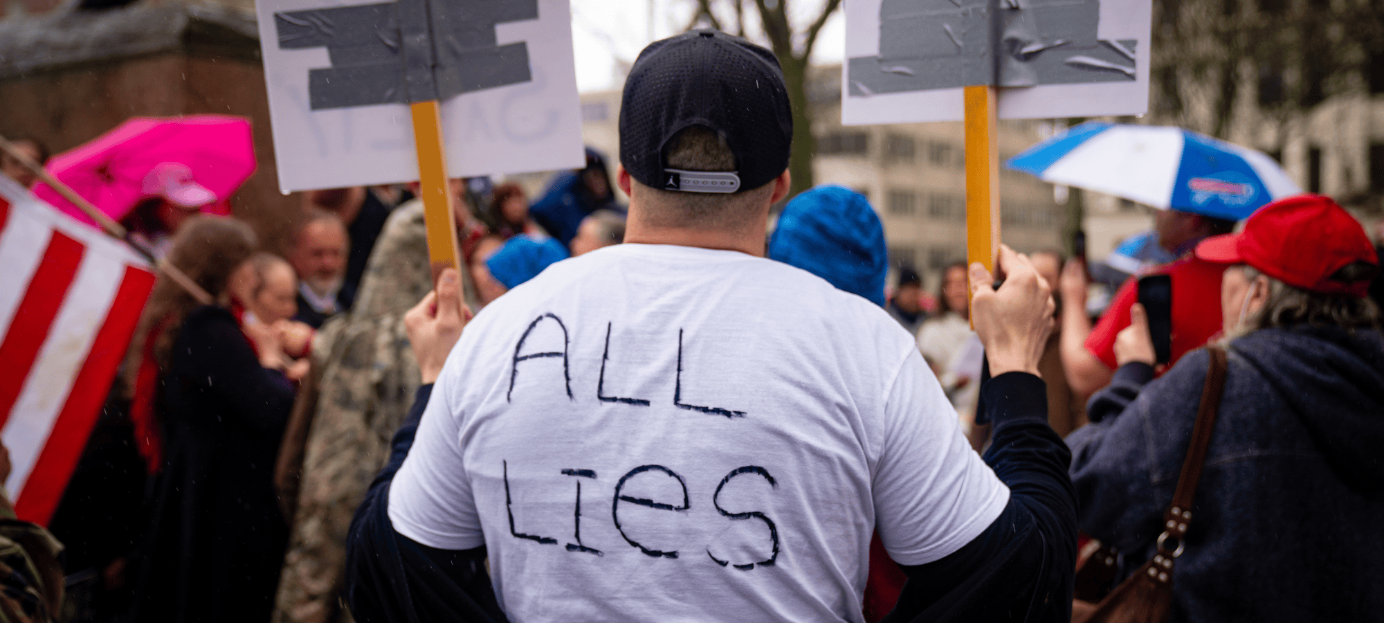 Un homme lors d’une manifestation de la droite contre les politiques liées à la COVID, à Albany, dans l’État de New York.